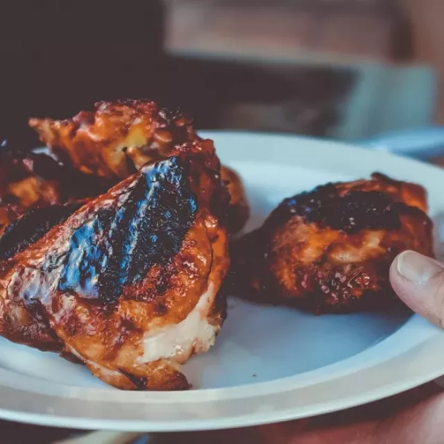 Morceau de poulet dans une assiette